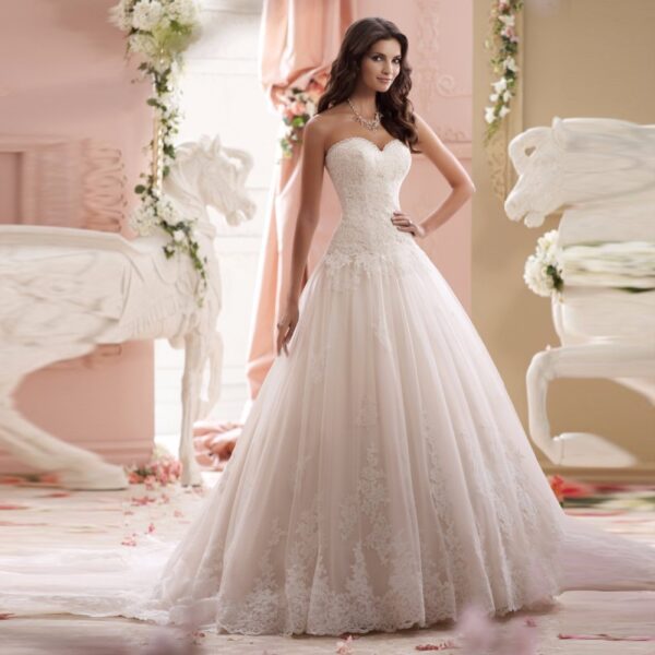 Lace Elegant A-line Sweetheart Appliqued Tulle Wedding Dress