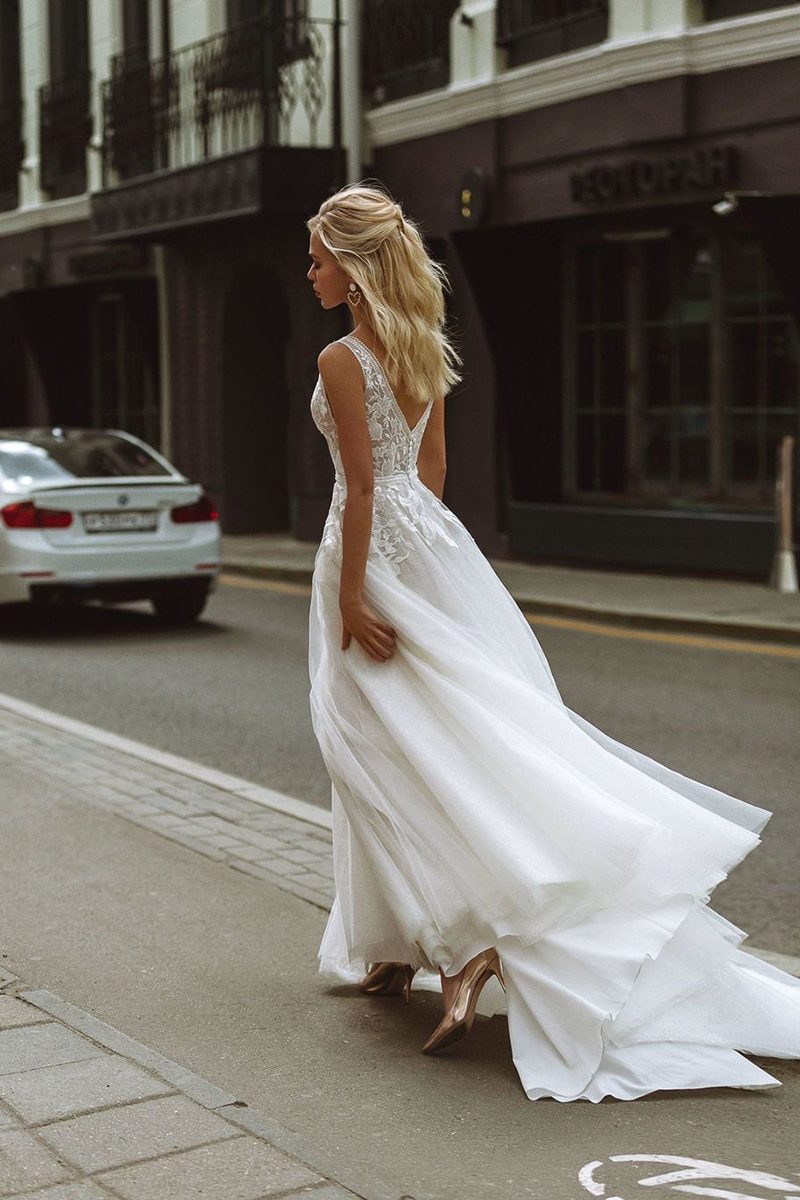 V-Neck Appliques Lace A-Line Tulle Boho Wedding Dress