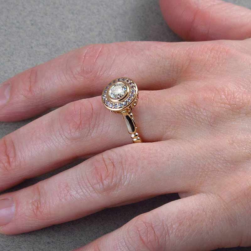 Huitan Golden Color 2PC Bridal Ring Sets Romantic Proposal Wedding Rings Foe Women Trendy Round Stone Setting Wholesale Lots