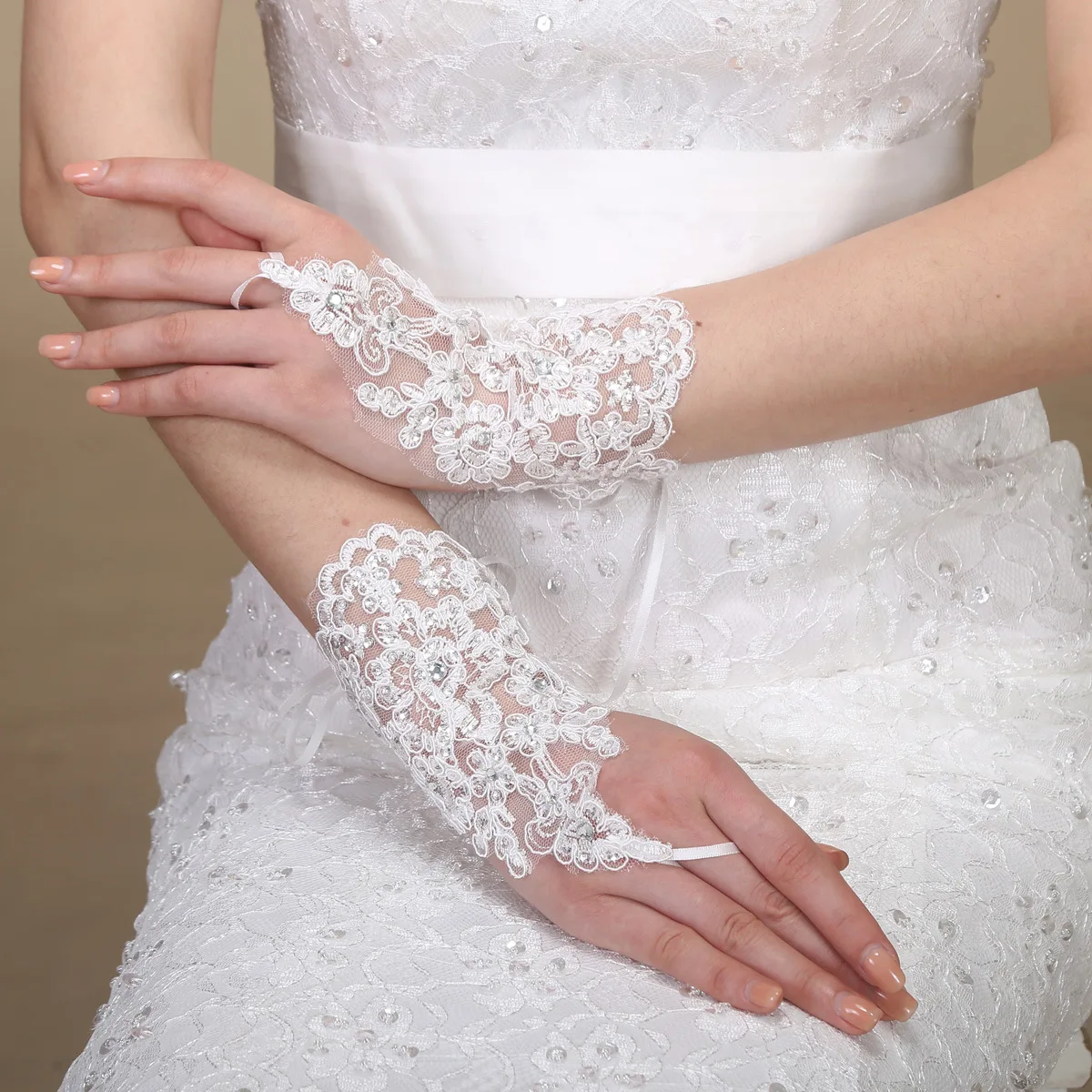 Elegant White Ivory Lace Short Fingerless Wedding Gloves