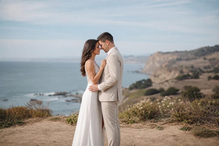 Same height couples poses photo ideas with an eye-to-eye embrace and soft sunset light in a city park.